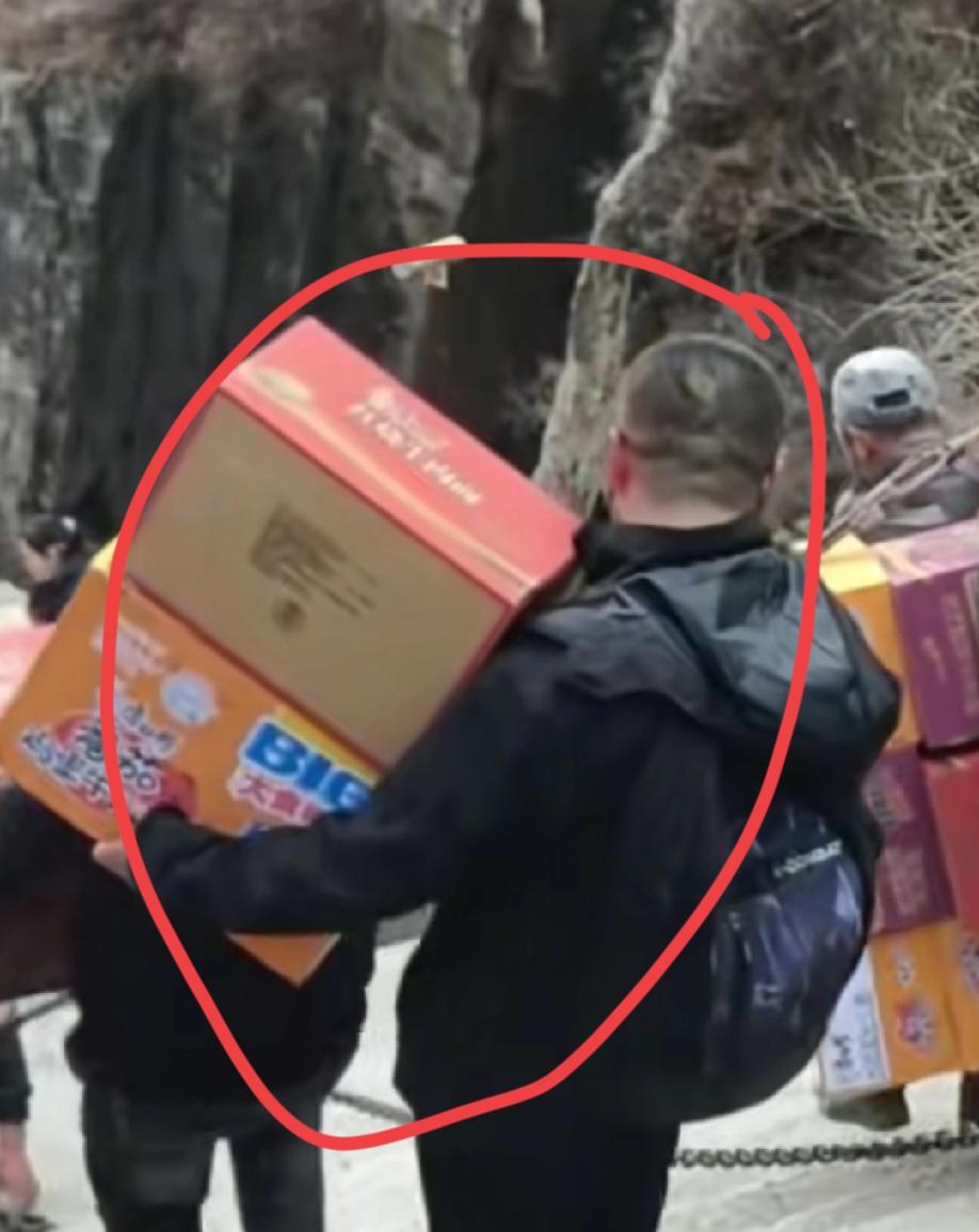 下意识伸出的不是手，而是内心中最真挚的善意，让人感动万分！
 
3月22日山东，