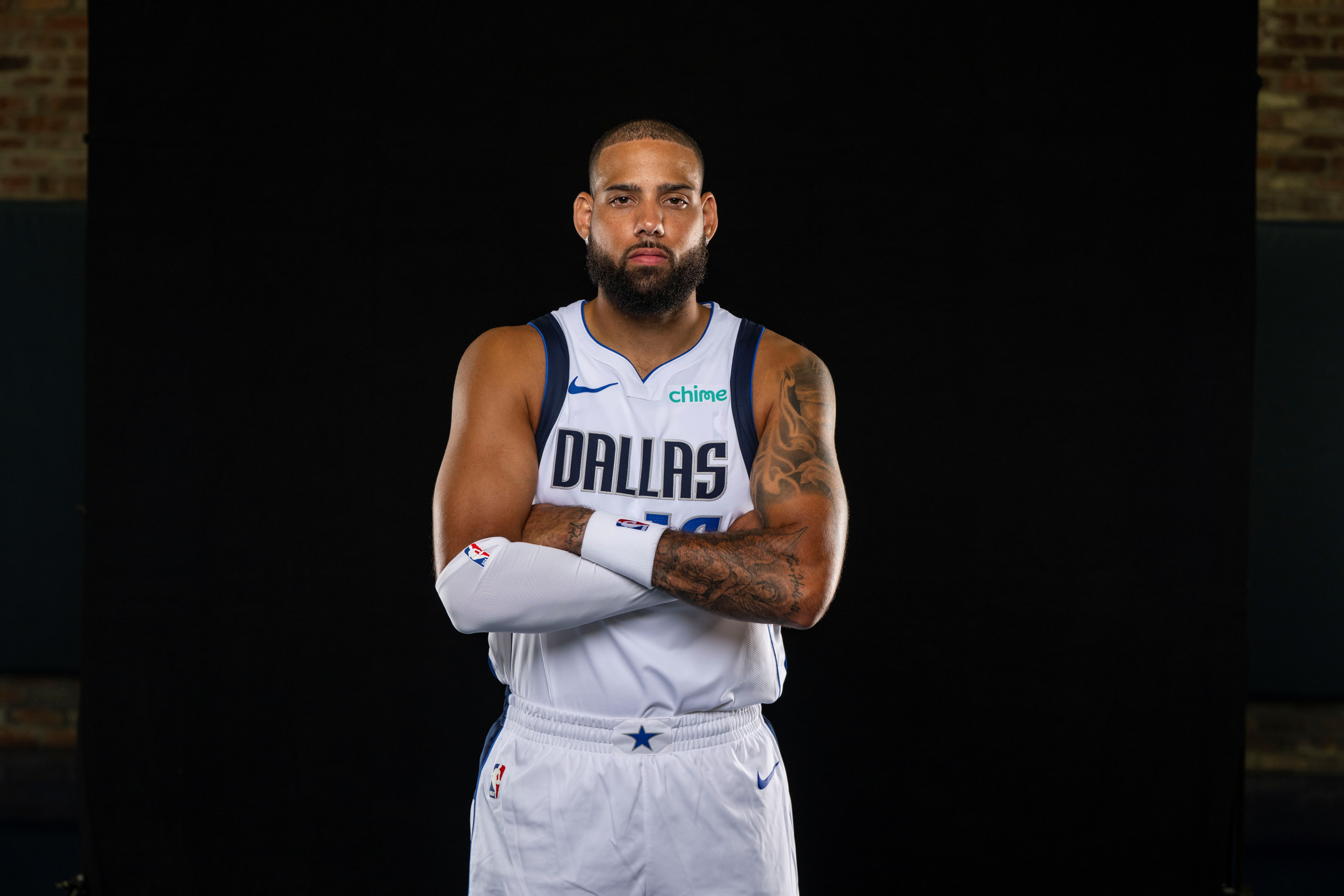 独行侠110-116不敌湖人。马丁本场比赛先发出场成为球队奇兵，不仅在场上非常积