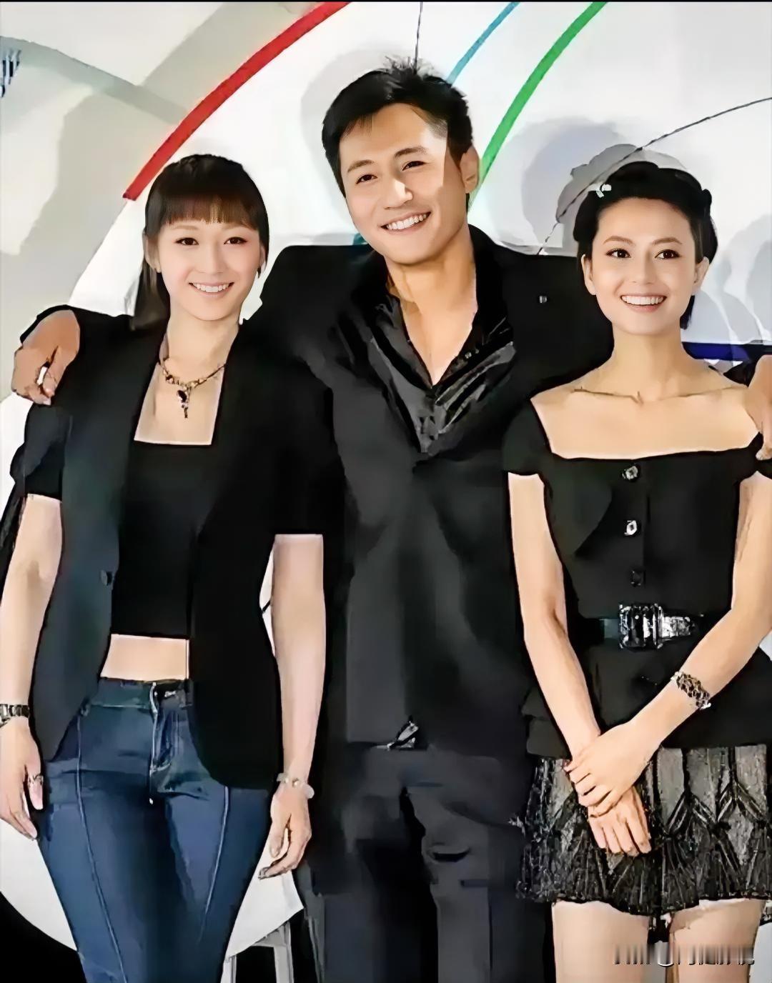 仔细看，左边是细眉飞扬的李小冉，右边是明眸善睐、秀韵多姿的高圆圆，气质是一个比一