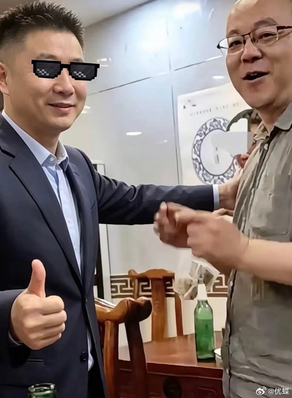 “一个人的乐队”窦唯，画面中怎么好像混入了奇怪的人物？！ 