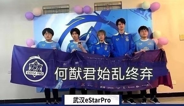 何猷君回复王嘉尔百年好合👩❤️👨啊老板，麻烦老板看看我们武汉意思大还在喘气吗