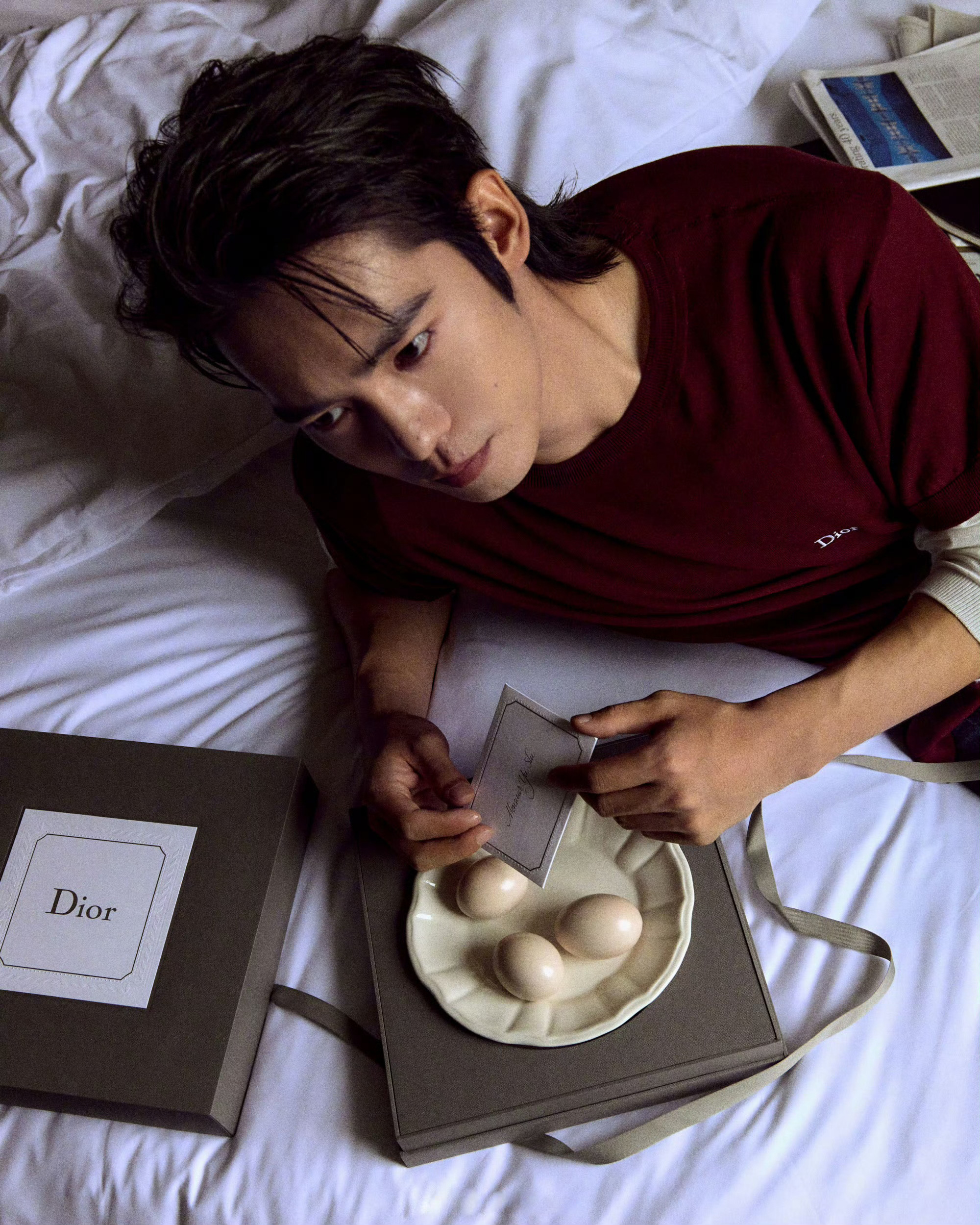 今晚，于适 出席Dior 2026春夏男装大秀的预告片，身穿的是尚未发布新款酒红