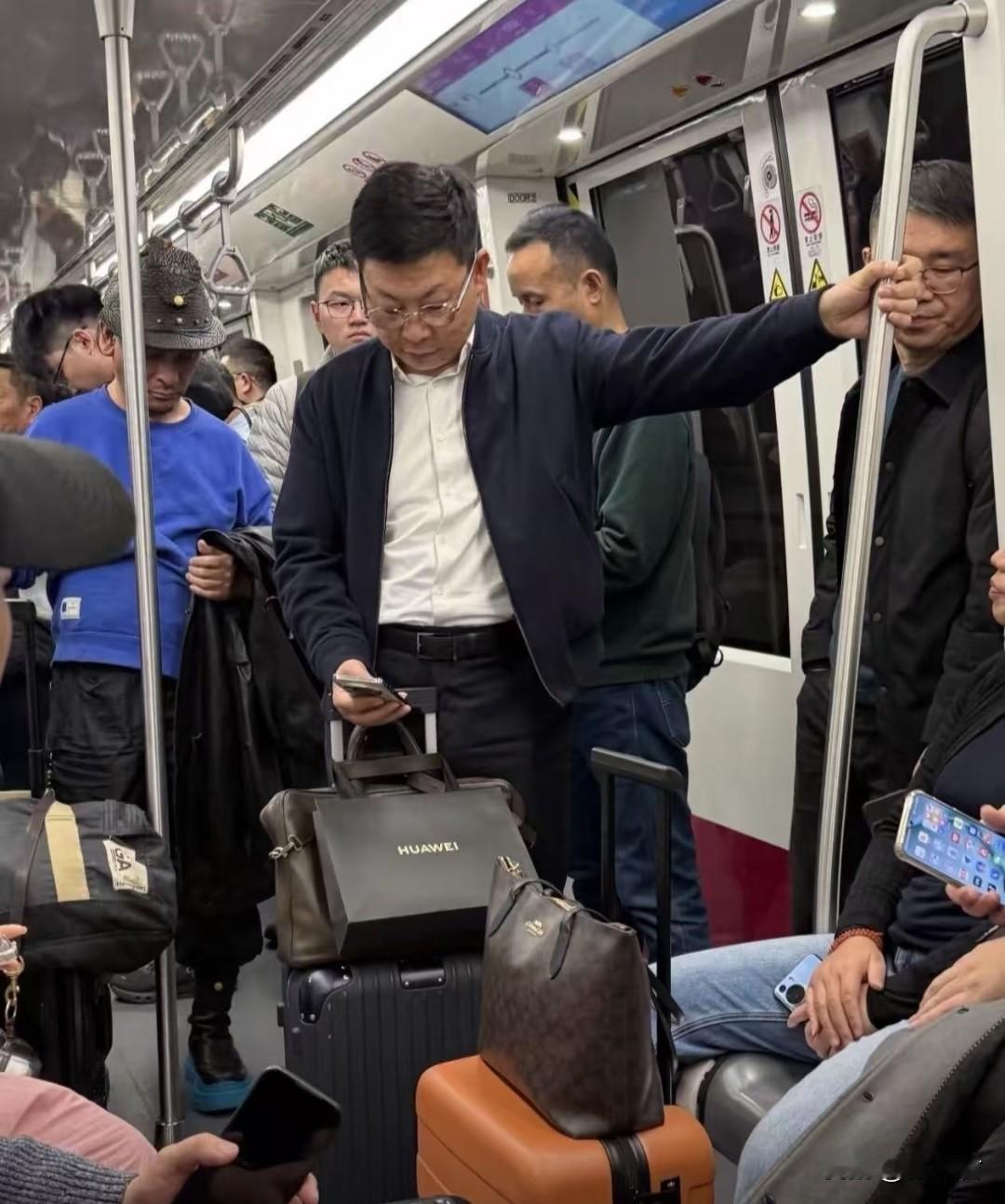 在地铁上偶遇一位网红老板。
既无人让座，也无人上前攀谈，一切平淡如常。这家公司的