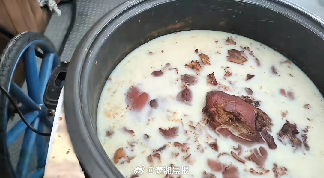 【西安一#肉夹馍摊贩把食材留户外过夜存放#，#景区回应摊贩把食材留户外过夜存放#