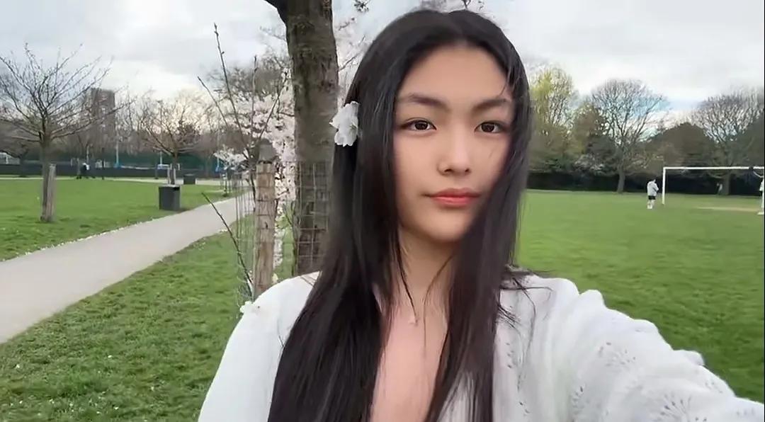 王诗龄自拍引热议：
女生男相，像爆改的男孩
这孩子像她爸爸多一点
下巴怎么尖的呢