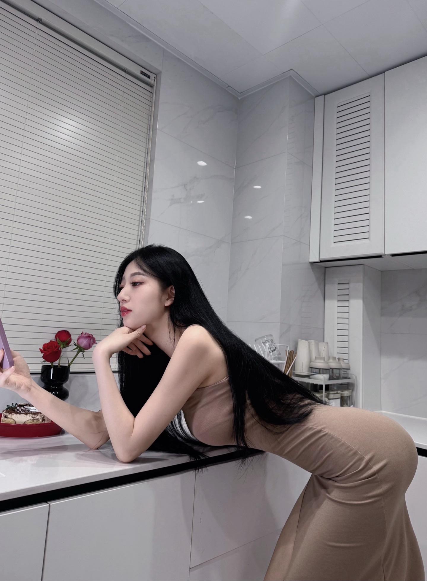 电 子 娇 妻。