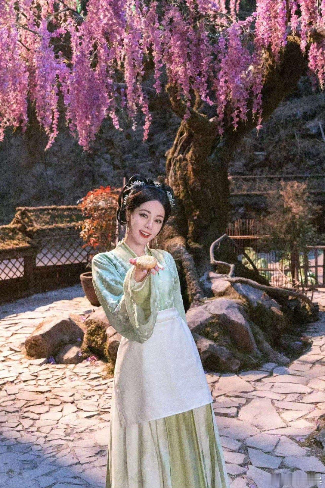 迪丽热巴手拿月饼迪丽热巴贺思慕来请大家吃月饼迪丽热巴贺思慕来请大家吃月饼，可爱，
