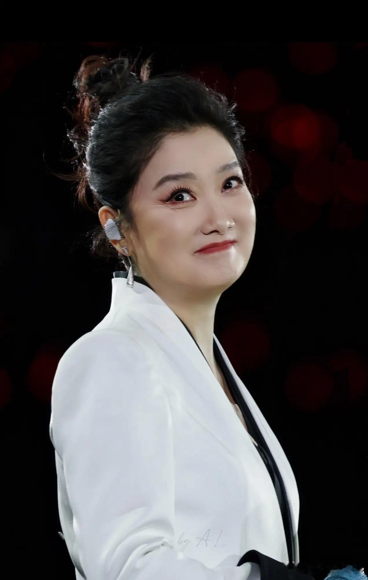 明眼人都看出来，凤凰传奇之所以开演唱会，不是为了捞钱，也不是为了博流量，而是因为