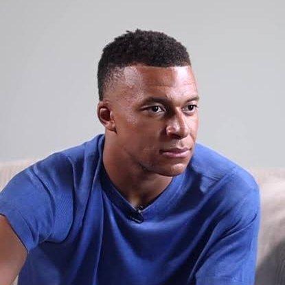 𝗡𝗘𝗪：Kylian Mbappé 公开为2026年金球奖进行竞选，尽管本