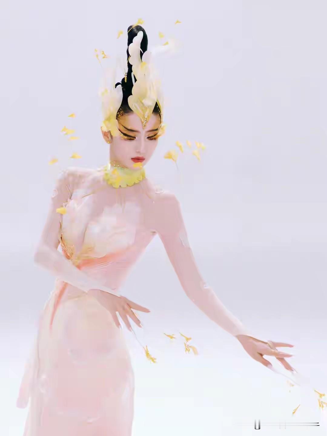 唯有牡丹真国色，花开时节动京城！
佟丽娅身着浅粉渐变的修身舞衣，搭配淡黄色花瓣状