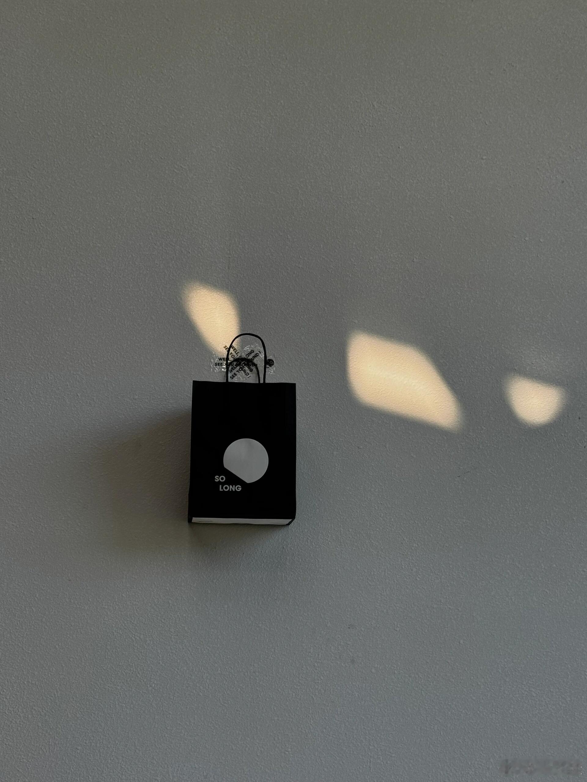 明知不能爱，却偏偏深爱。明知没结果，心却收不回来。明知该放下，可就是舍不得。这辈