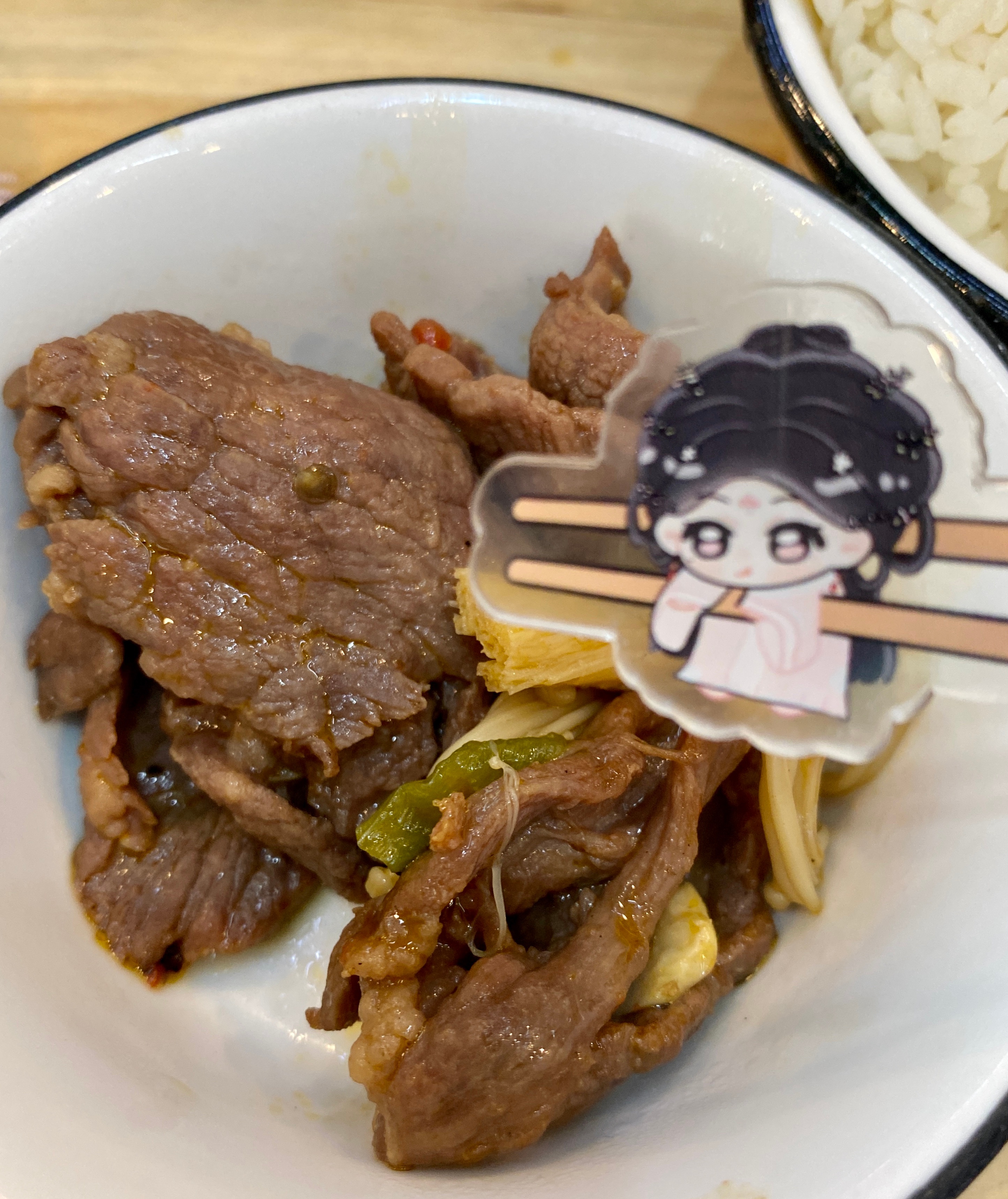 迪丽热巴  本⭐今日的饭搭子带着这个萌物来吃肉肉  美味^_^路虎卫士全驭代言人