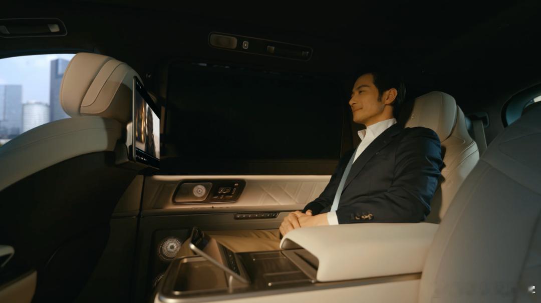 蔚来今天出了一篇LC智能隐私调光车窗，简单看看其中要点：1、全球首发的阵列式LC