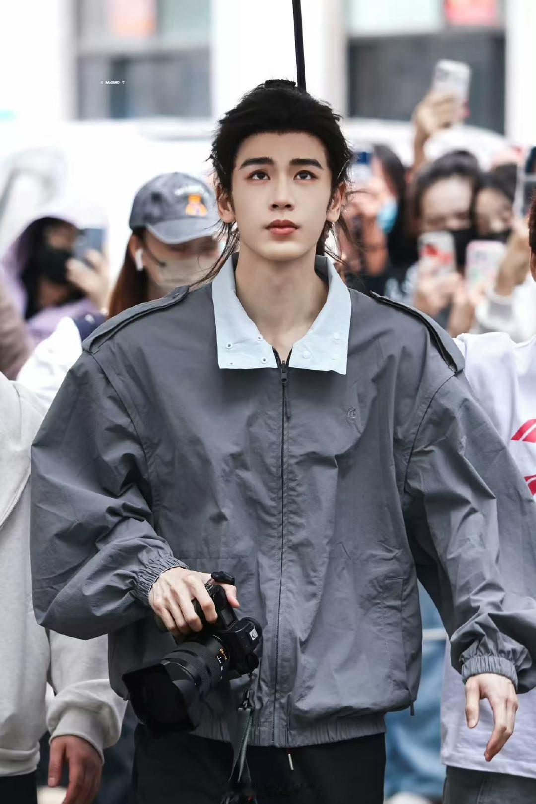 张凌赫请安保喝咖啡张凌赫让安保多担待粉丝 深圳线下张凌赫贴心为安保与工作人员送上