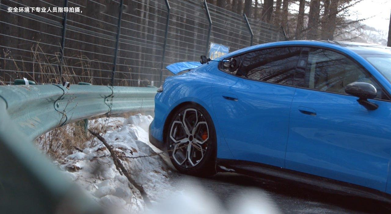 博主开新SU7在崇礼漂移卡布里蓝搭配皑皑白雪，冰雪飞坡和雪道漂移，这些只在电影里