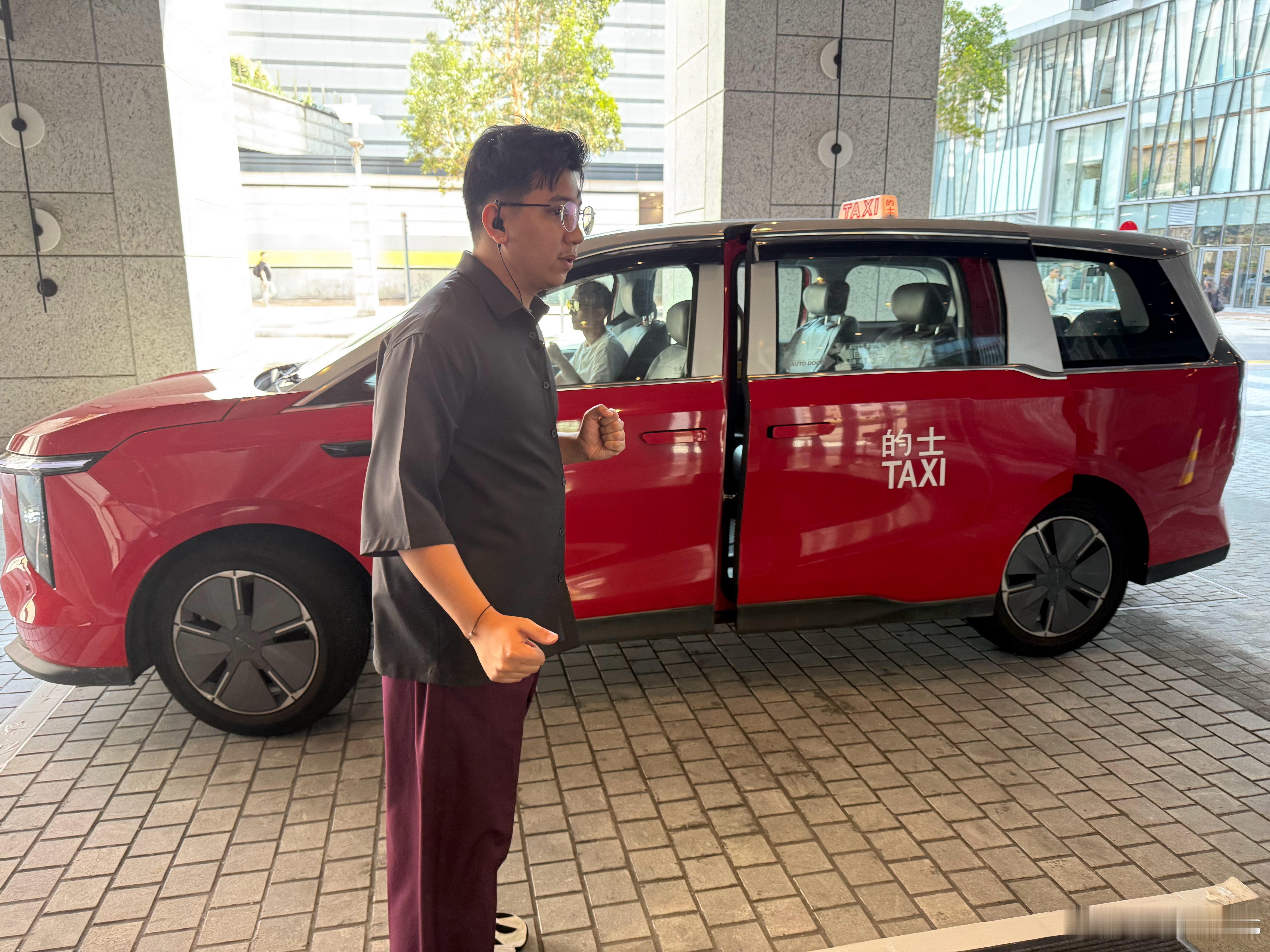 今天在香港打到大通的的士，底盘舒服过丰田的士好多，尤其静音！ ​​​