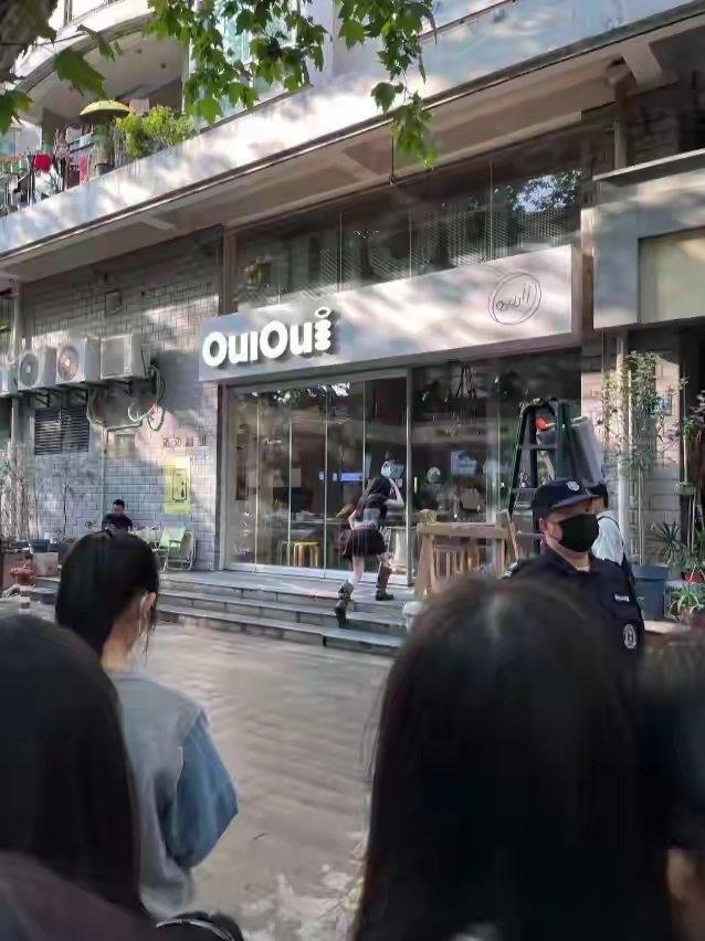 白鹿线下被偶遇，鞋子宽大邋遢，身材瘦弱但没腰线，生图颜值一般 