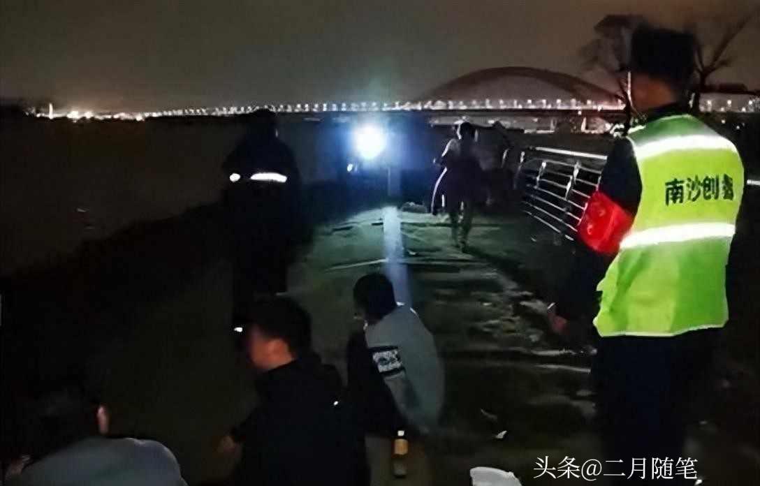 广州，
寒夜珠江畔，
暖心生死救援——
 
2月9号深夜，广州南沙江边的风刮的特