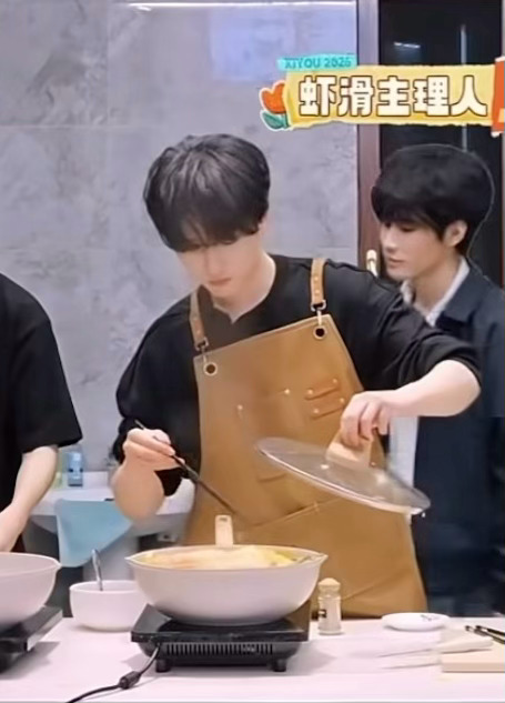 生活是一个动词严浩翔为11个人做饭