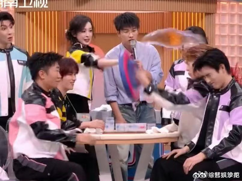 王嘉尔加陈飞宇等于人仰马翻你好星期六泼水游戏高光笑点！王嘉尔陈飞宇连输四局，第五