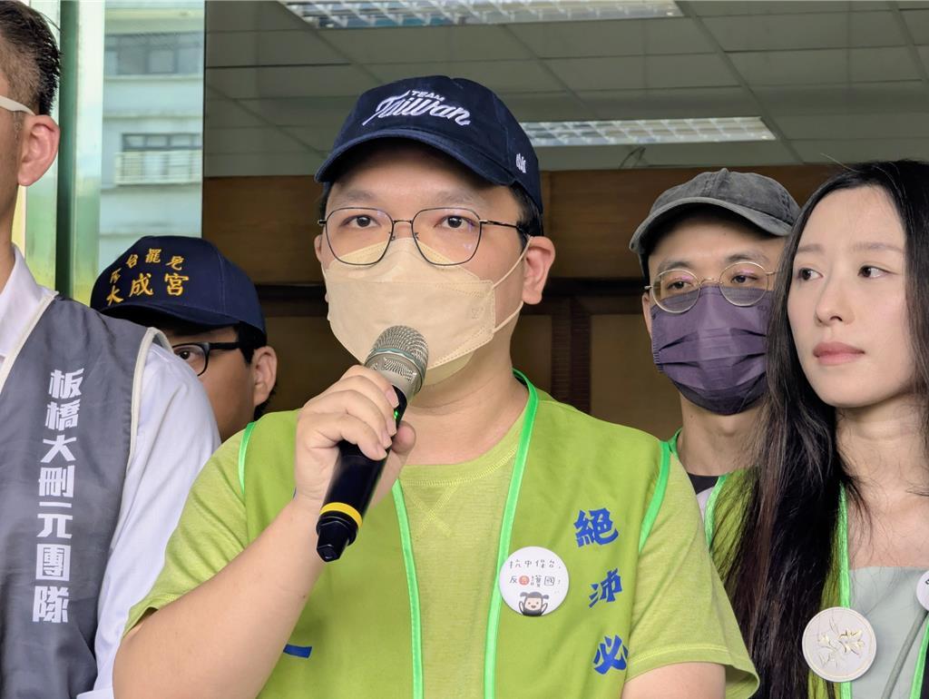 “基隆绝沛”罢免团体领衔人陈青逸（居中者）在谈及外界质疑该罢免团体是民进党侧翼时