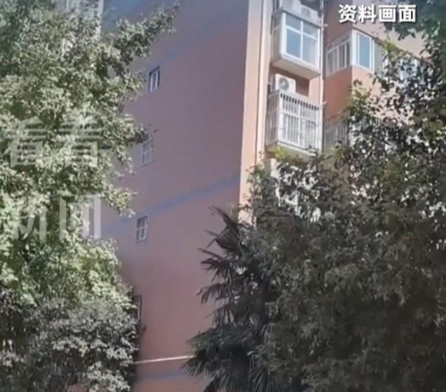 购房者早年在楼盘选购房源，购房合同白纸黑字标注楼栋总层数为 34 层，买家当场缴