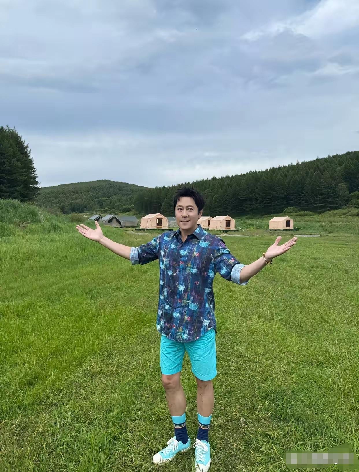 哇哦！蔡国庆穿得真的青春哦，蓝色的花衬衫，水蓝色的短裤子，水蓝色和深蓝色的袜子，