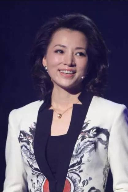 主持人，董卿说，我爸妈都是复旦高材生，从小对我也非常严厉，跑步，干家务，抱来一大