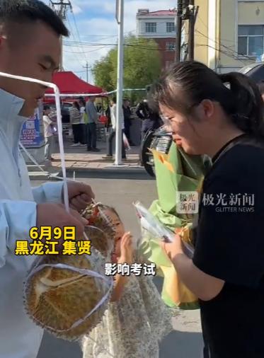 高考前不让吃榴莲忍好几天，高考结束一出考场一手一个榴莲管够！现扒现吃狂炫榴莲，隔