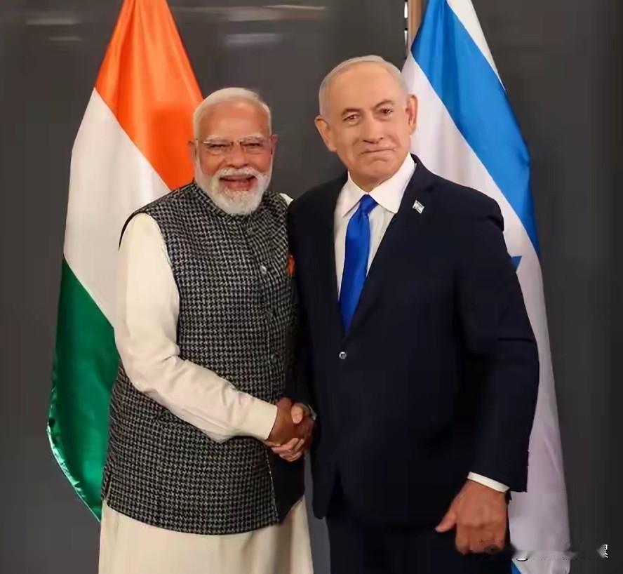 莫迪老仙吃错药了？前天，印度总理莫迪抵达以色列访问，在议会演讲时表示:我们感受到