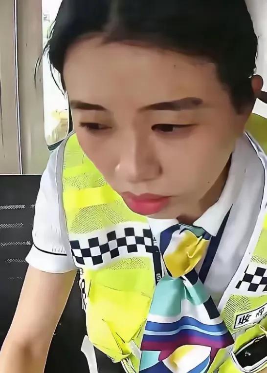 这个女的火了！浙江，男子开货车下高速，需要交1396元通行费才能走，没想到，男子