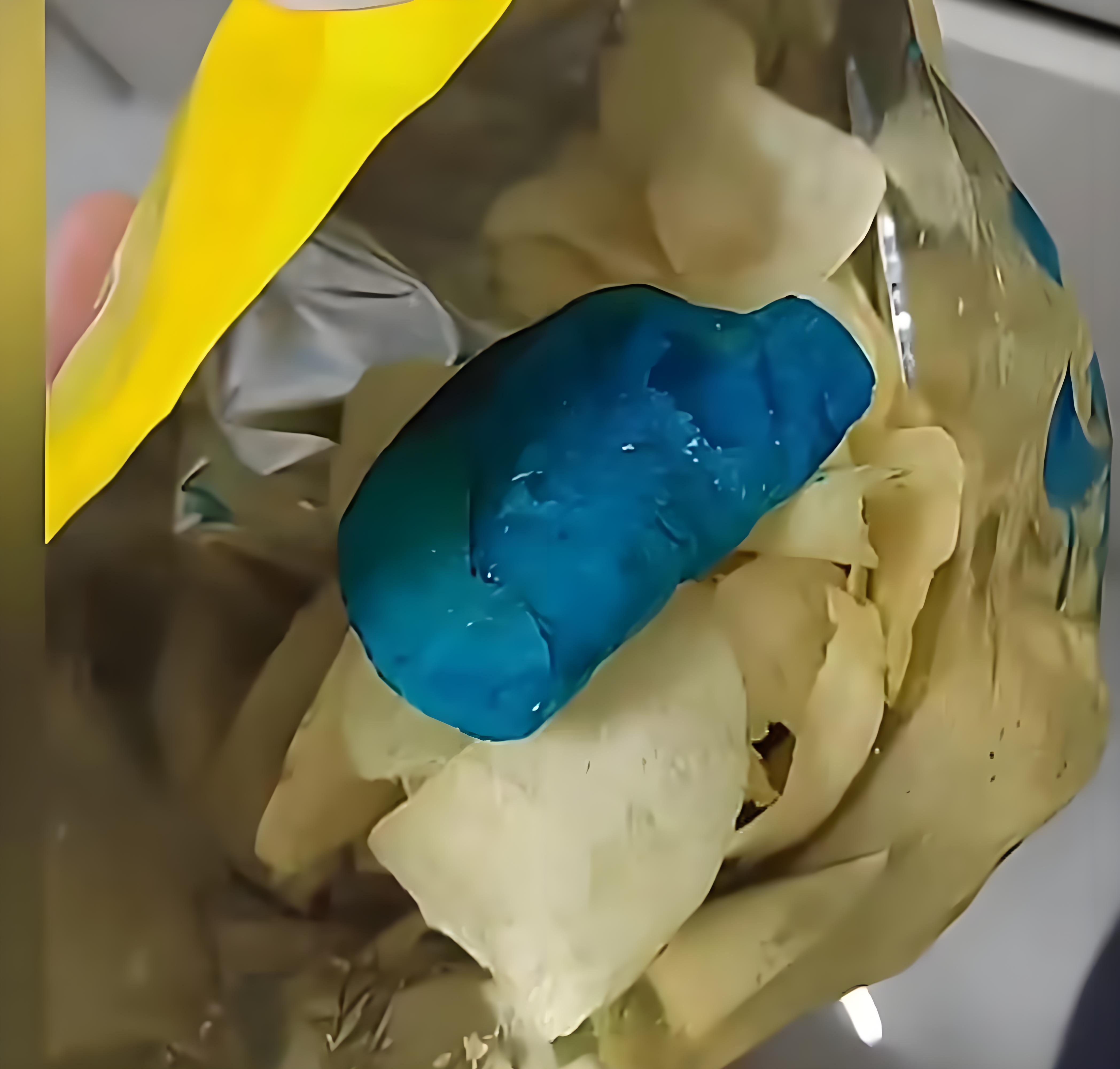 乐事 蓝色薯片乐事回应薯片中被曝出现蓝色异物这要是整包都是这颜色，可能很多人还会