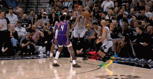 难受！文班亚马高举高打对手根本防不了！
在今天NBA常规赛马刺对阵太阳的第二节比