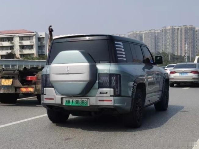 顶级车牌配顶级豪车，实力的体现[笑而不语]#仰望u8##汽车资讯##我与汽车的日