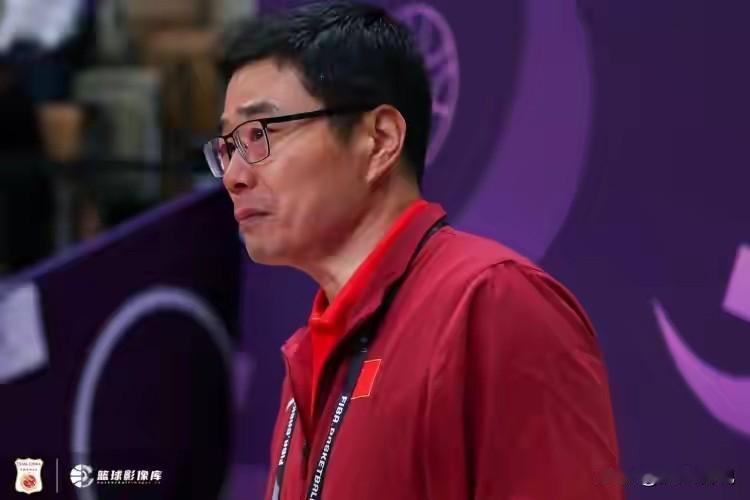 杨毅说郭振明冤，他还真不冤！

体育圈最讽刺的事，莫过于：球员挨骂，教练背锅，唯