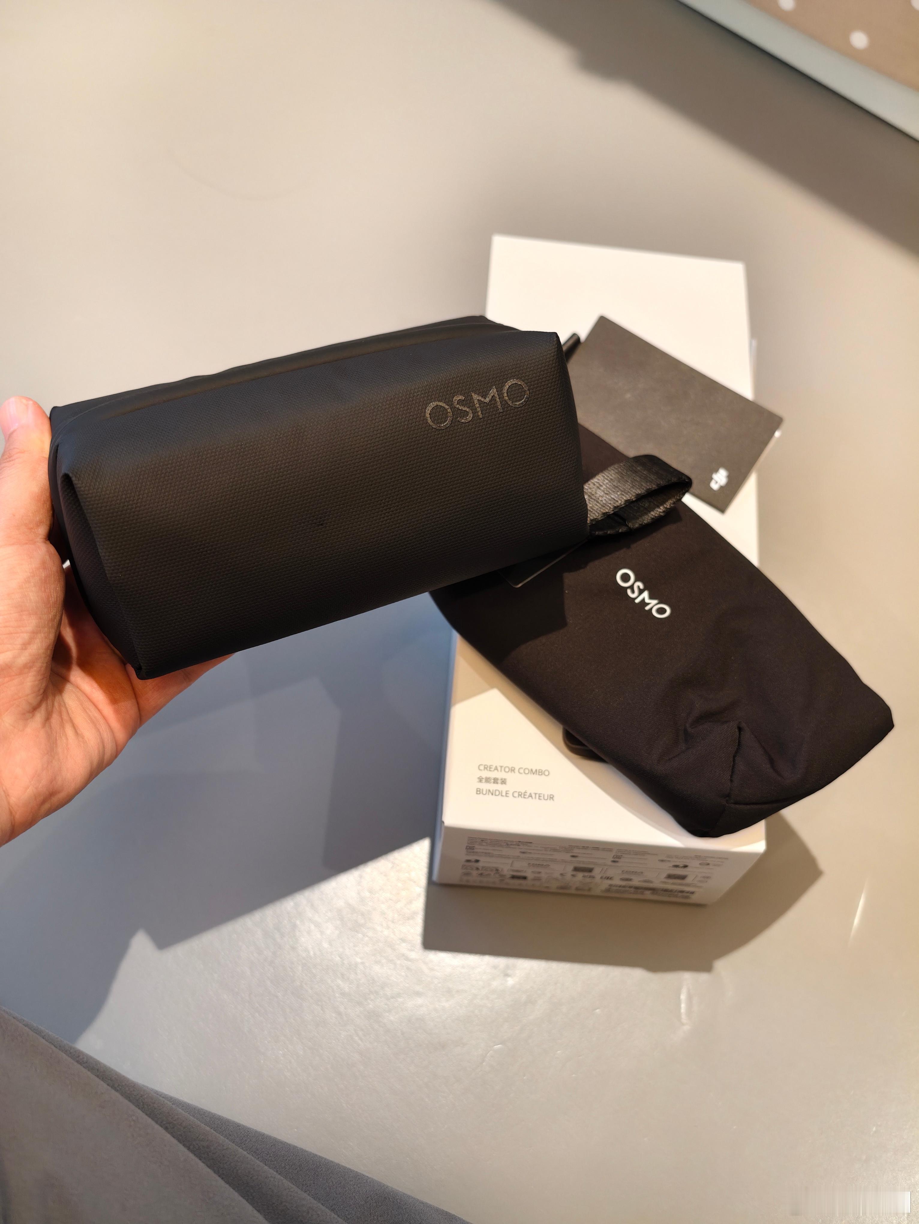 大疆Pocket4 全网最后一个开箱的博主来了，套装带两个包。第一感觉，主机的份