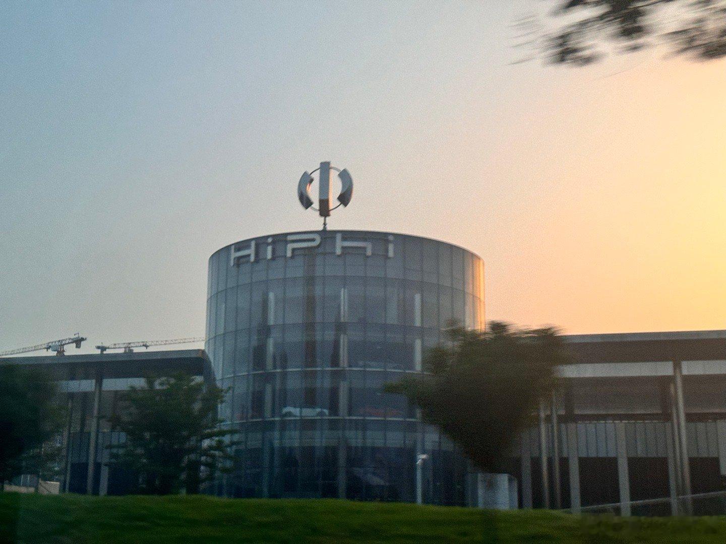 每一个来盐城的汽车行业人，都会感慨一下的地方，因为它确实位于市中心，气势很足，机