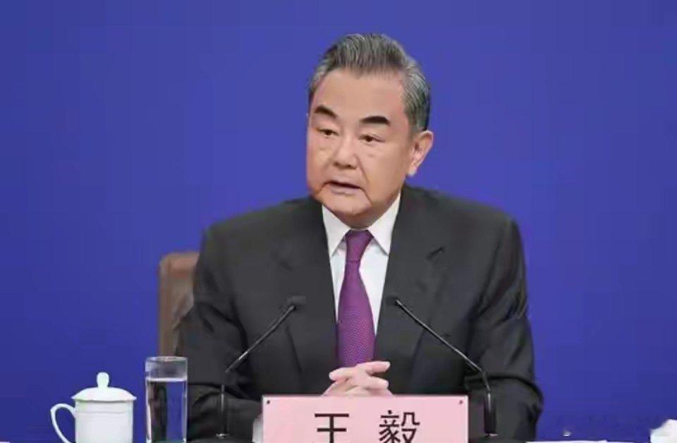 王毅点名日本，现场爆发热烈掌声，中美俄形成共识，高市自食其果这次，王毅外长点名了