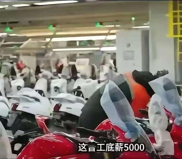 网传张雪机车9普工底薪5400，包吃住还发放工装；招聘简章写明五天八小时。
 