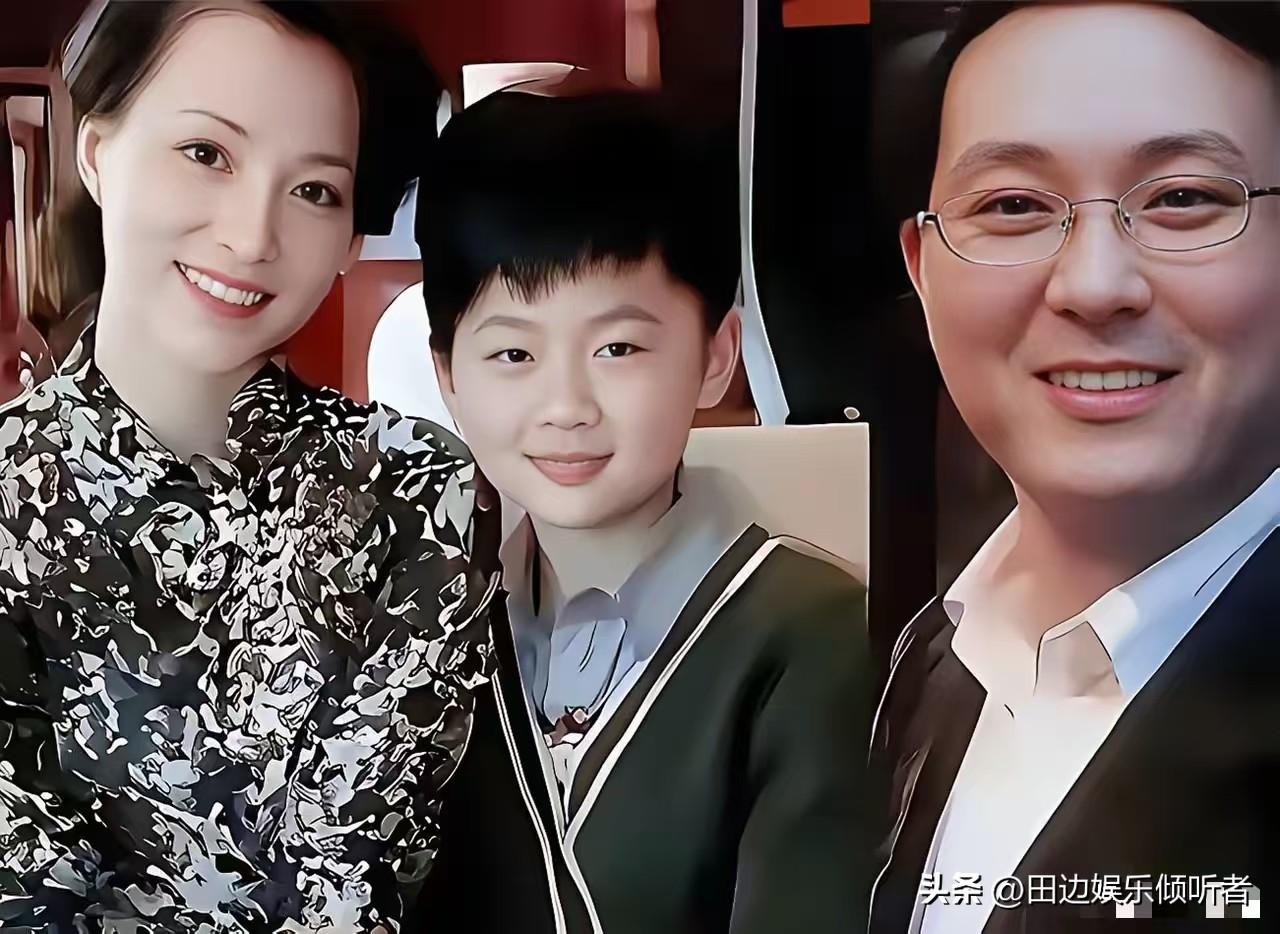 最近董卿参加儿子小学毕业的事情上了热搜，网上说她又一子一女，查了下：

董卿就只