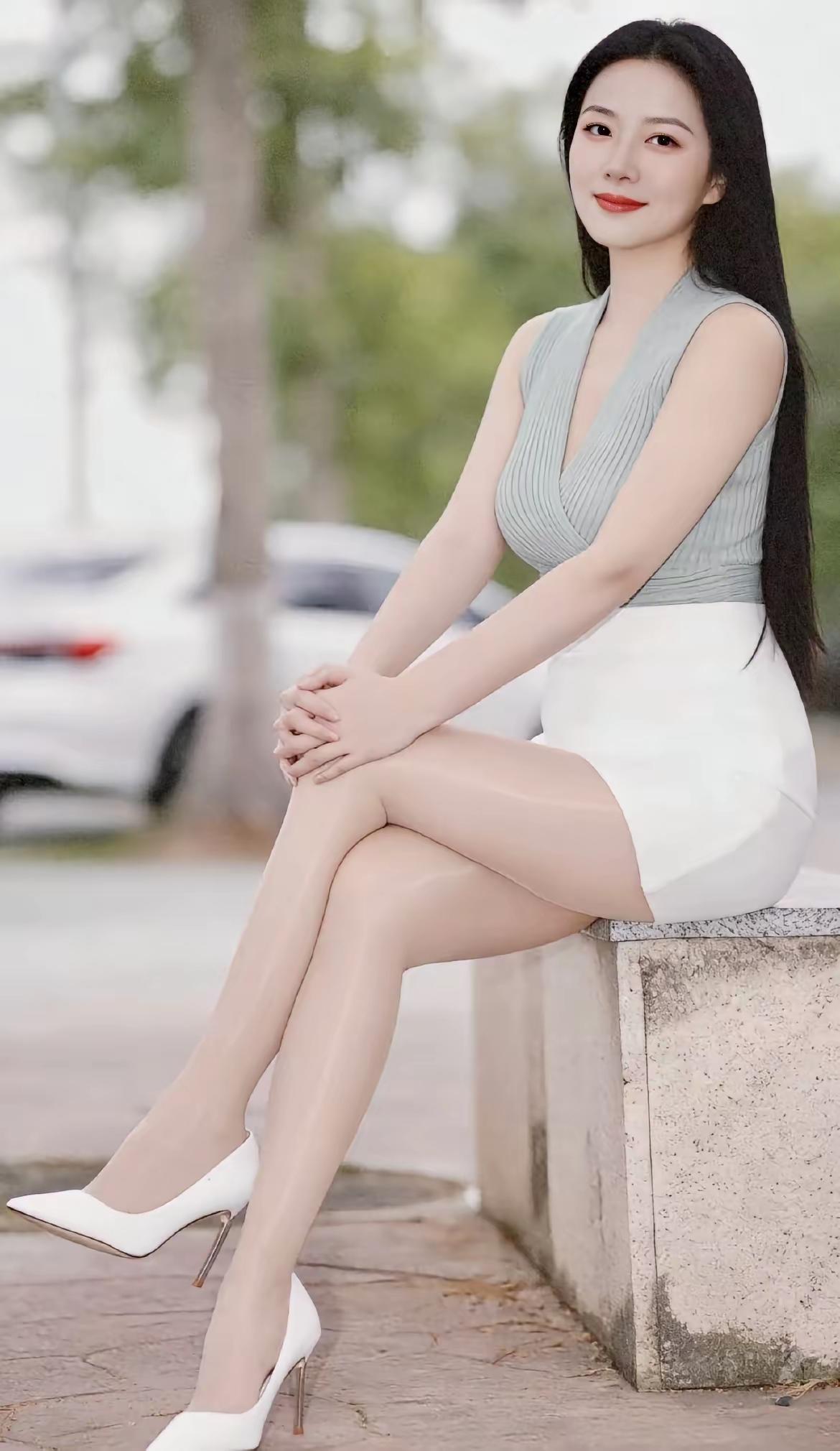 优雅气质，都市风范，高跟鞋下的自信步伐。