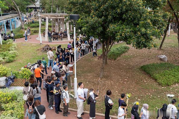 大批香港民眾前往大埔宏福苑火災現場獻花，排隊人潮一度長達1.6公里。 