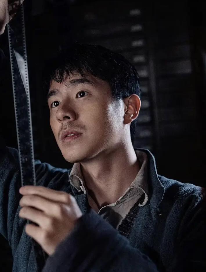 2025年暑期档大片《南京照相馆》，在影院掀起观影热潮后，如今在手机端的爱奇艺平