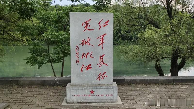 长征路艰辛程度超乎想象。就拿湘江血战来说，这是长征损失最惨重的一战，出发时8.6