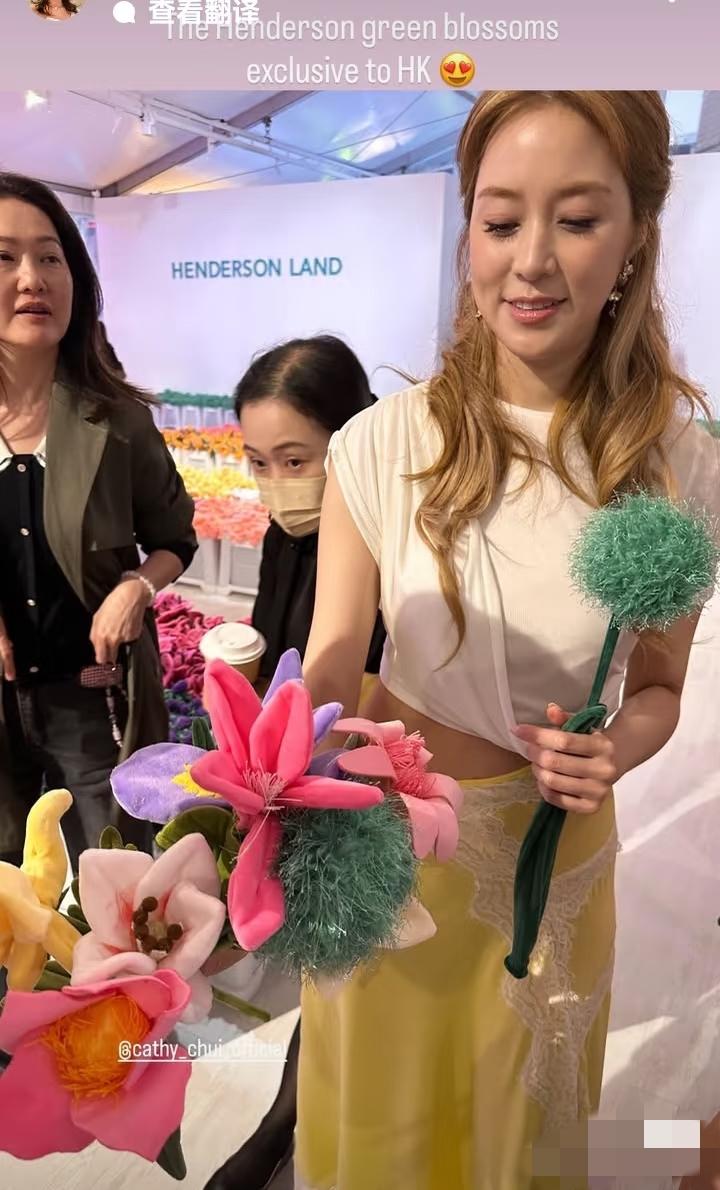 徐子淇参加公益，无修图还是挺老的，裙子比较廉价，不像是豪门贵妇。

3月18日，