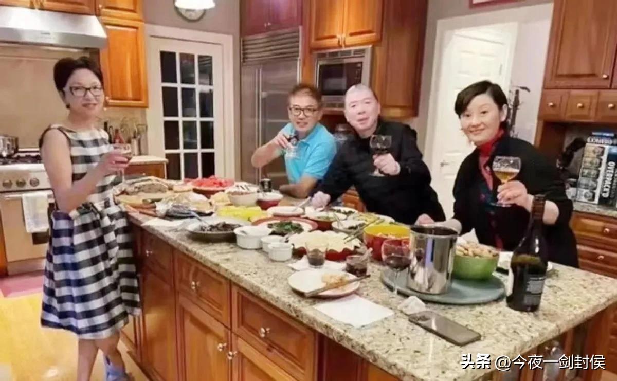 现在确实，有资格拍《抓特务》的大导演不多了，因为他们个个都家财数亿，在美国买豪宅