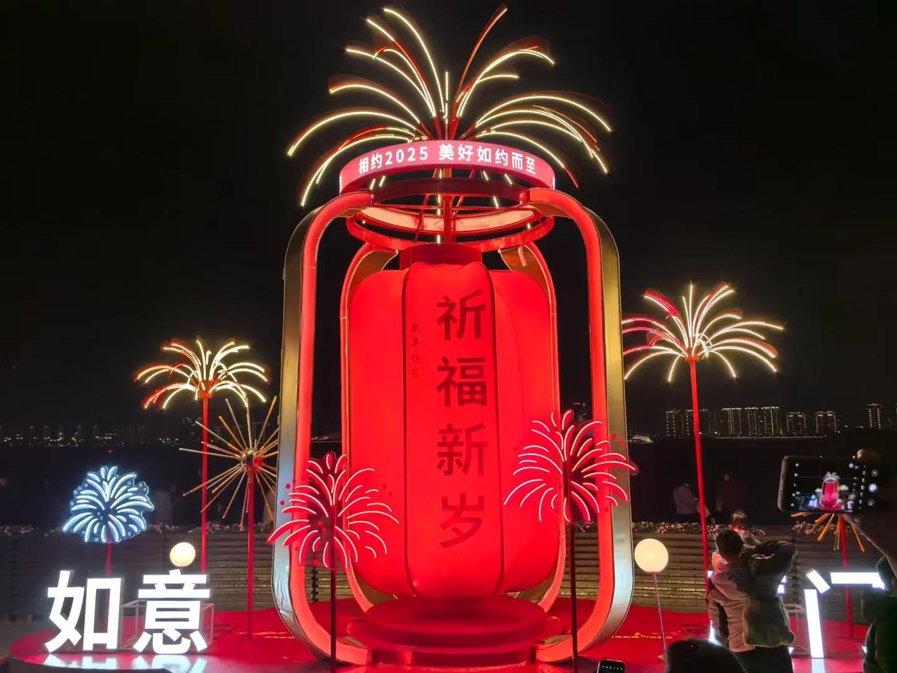 上联：烟花映夜色
下联：[爆竹][爆竹][爆竹]