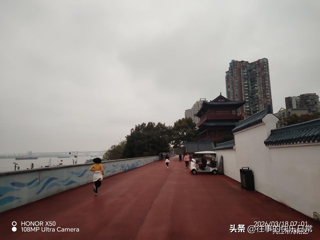 两个人要互相理解，互相维护婚姻，不然就得离婚