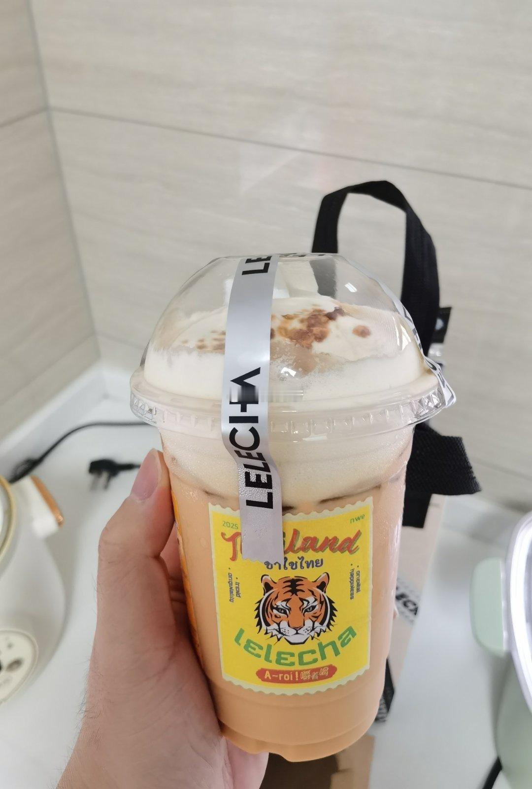 喝了乐乐茶新出的“泰式奶茶”。乐乐茶确实不错，我在它家就没有踩过雷。不过乐乐茶像