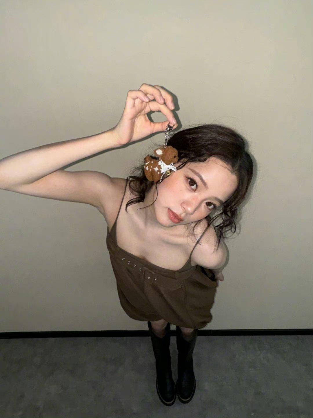 欧阳娜娜为什么非要这个角度拍照，都走光了 ​​​